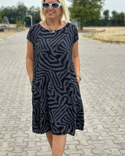 Solina™ – Sommarklänning med Rund Halsringning och Vackert Tryck